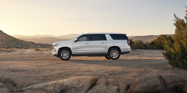 Chevrolet Suburban 2023, camioneta grande con rines en aluminio de 22 pulgadas y manijas al color de la carrocería