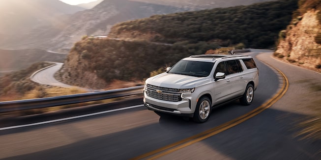 Chevrolet Suburban 2023, camioneta grande con tracción 4x4 y rines en aluminio de 22 pulgadas