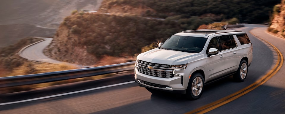 Chevrolet Suburban 2023, camioneta grande con gran rendimiento, rines en aluminio de 22 pulgadas, techo panorámico y más